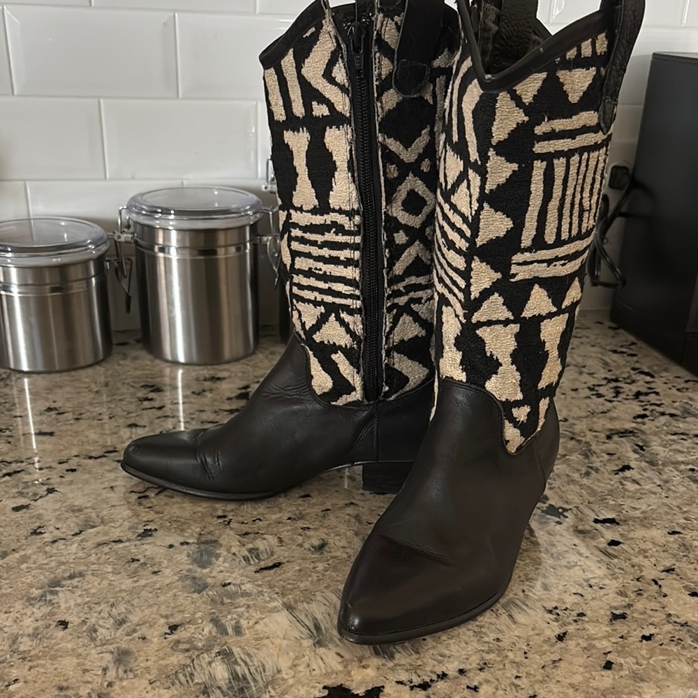 Source Unknown Black and Cream Patterned Heeled Boots